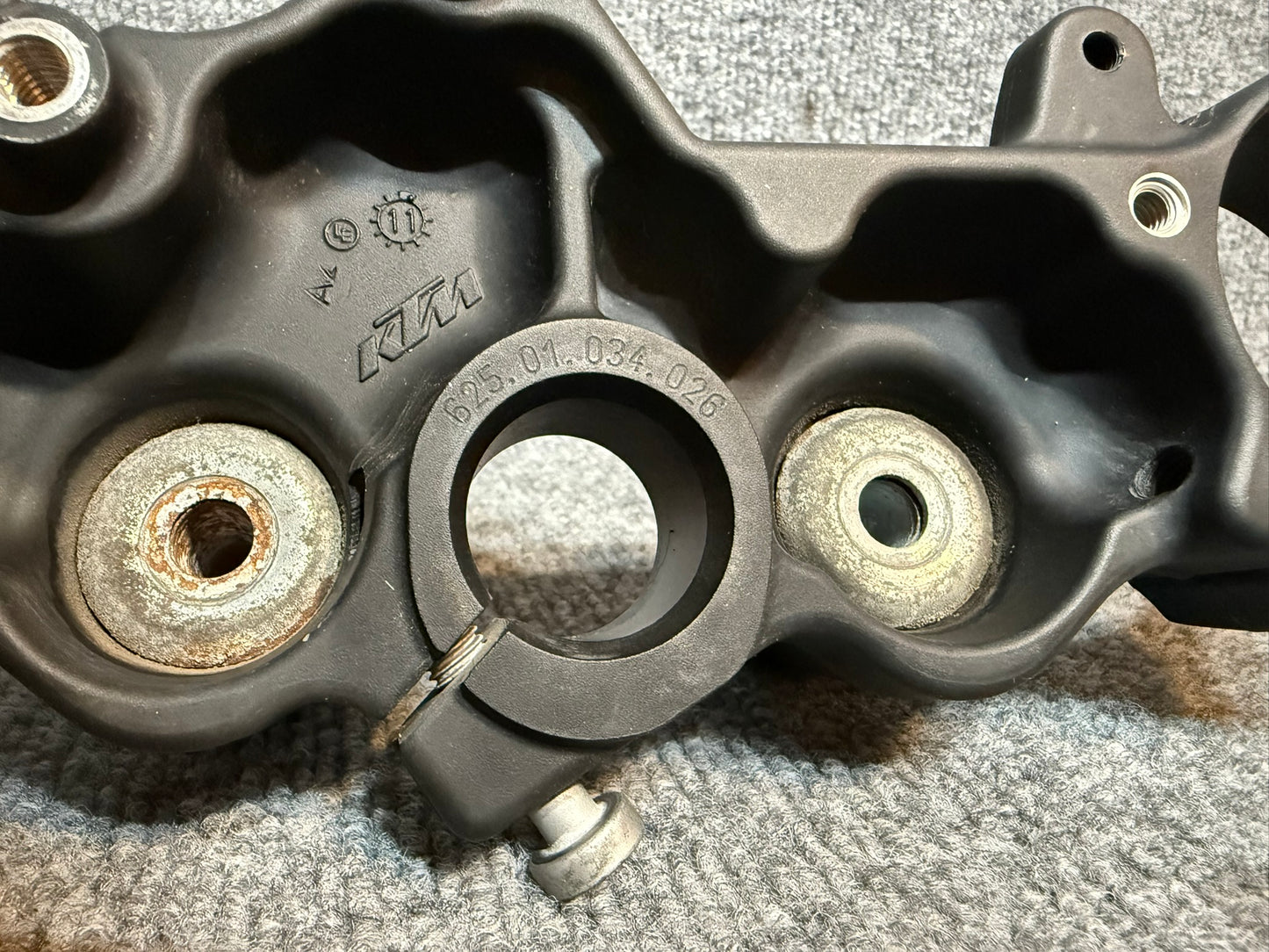 6250103402633S KTM 990 Upper Fork Plate